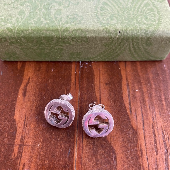 Gucci Interlocking Textured Silver Stud Earrings - Picture 9 of 9